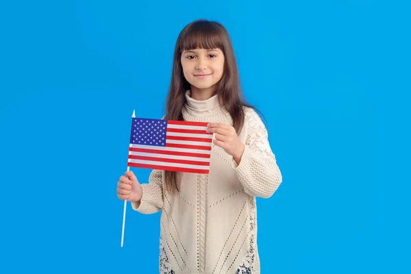 Μικρό Χαρούμενο Κορίτσι Σημαία Των Ηπα Μπλε Φόντο — Φωτογραφία Αρχείου
