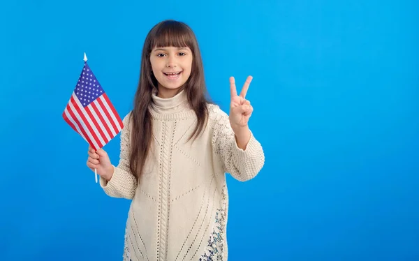 Malá Šťastná Dívka Vlajkou Usa Ukazuje Dva Prsty Jako Symbol — Stock fotografie