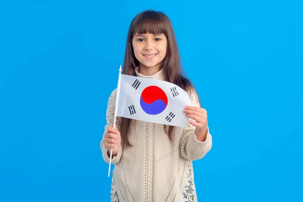 Dziewczynka Uczennica Korei Południowej Flaga Stoi Niebieskim Tle Uczyć Się — Zdjęcie stockowe