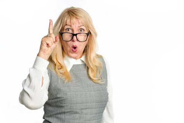 Sorpresa Donna Matura Con Occhiali Punta Dito Isolato Sfondo Bianco — Foto Stock