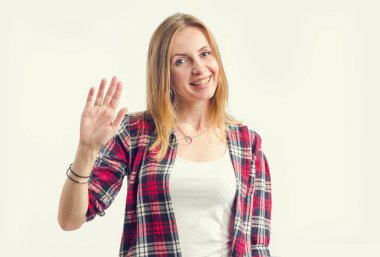 Merhaba arkadaşlar! Yüzünde bir gülümseme ile mutlu genç kadın tebrik el düştü.