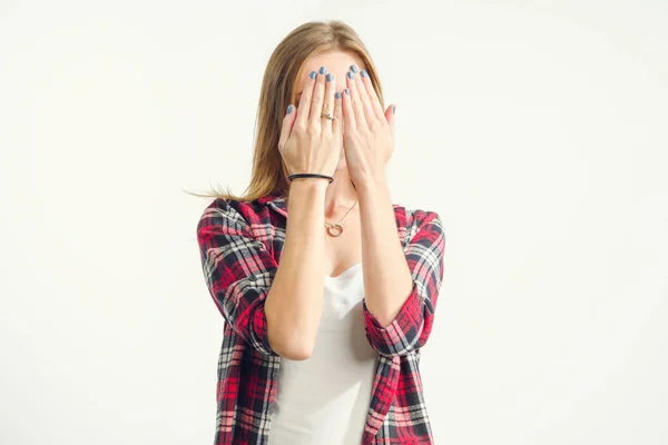 Jonge Vrouw Bedekte Haar Ogen Gezicht Terwijl Staande Een Lichte — Stockfoto