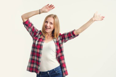 Çok mutlu bir genç kadının portresi. Neşeli kız.