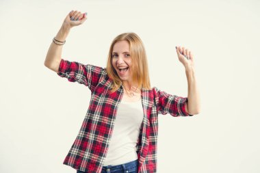 Çok mutlu bir genç kadının portresi. Neşeli kız.