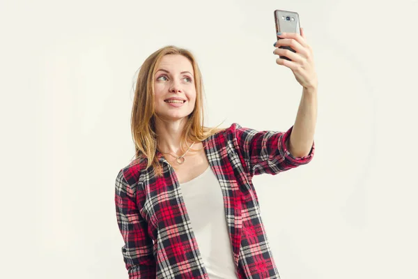 Hacer Foto Selfie Smartphone Mujer Rubia Tomando Retrato Selfie —  Fotos de Stock