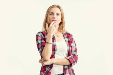 Rüya görmek istiyorum! Güzel mutlu genç kadın düşünce, rüya, hafif bir arka plan üzerinde ayakta bakarak.