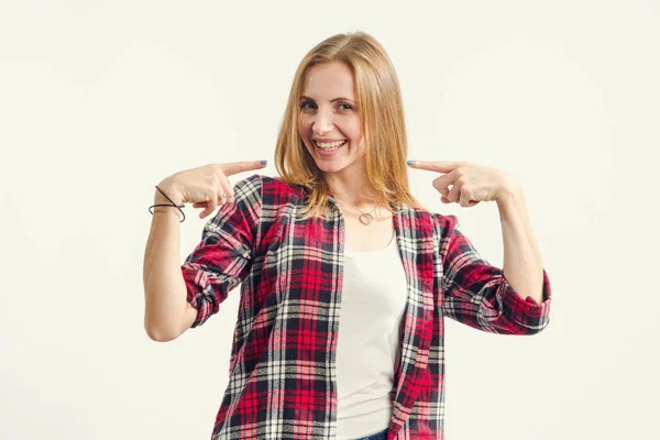 Mulher Jovem Feliz Bonita Mostra Dedos Seu Sorriso Dentes Enquanto — Fotografia de Stock