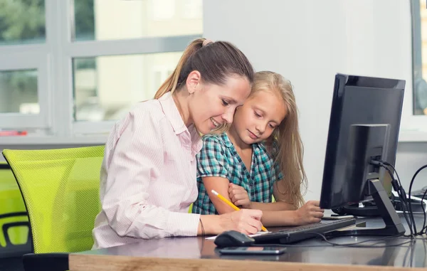 Vrouw Leraar Met Meisje Studeren Samen Aan Tafel Buurt Van — Stockfoto