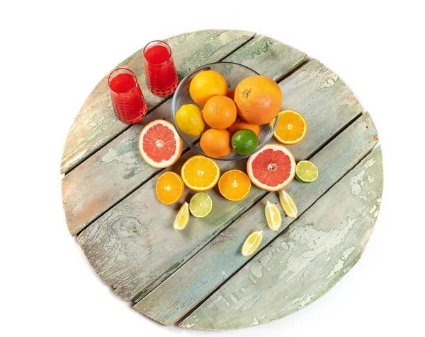 Различные Нарезанные Цитрусовые Лимон Лайм Апельсин Грейпфрут Мандарин Два Стакана — стоковое фото