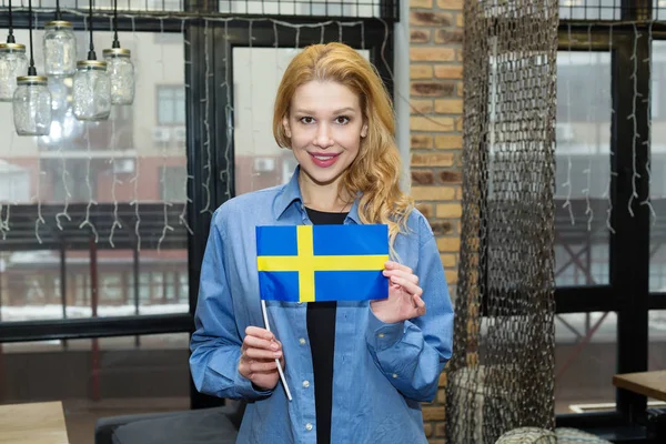 Piękna Kobieta Blondynka Flagą Szwecji Biurze Podróże Edukacja Nauka Języka — Zdjęcie stockowe