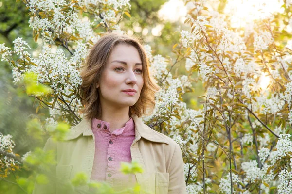 Retrato Uma Mulher Bonita Nas Cores Parque Primaveril — Fotografia de Stock