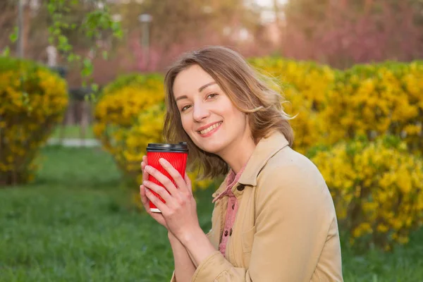 Beba Seu Café Manhã Livre Retrato Uma Mulher Alegre Segurando — Fotografia de Stock