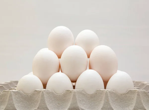 Pila Huevos Blancos Sobre Fondo Gris Claro — Foto de Stock