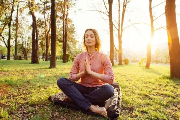Mujer Joven Está Meditando Parque Ciudad Sobre Fondo Puesta Sol — Foto de Stock