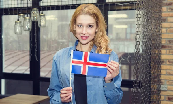 Retrato Una Hermosa Mujer Rubia Con Bandera Islandia — Foto de Stock