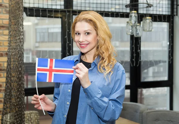 Πορτραίτο Μιας Όμορφης Ξανθιάς Γυναίκας Σημαία Της Ισλανδίας — Φωτογραφία Αρχείου