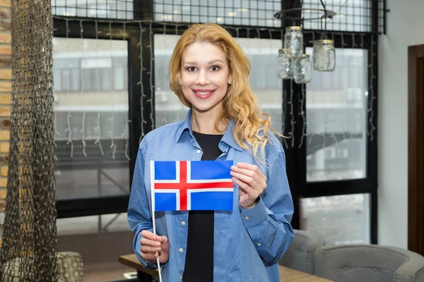 Portret Pięknej Blond Kobiety Flagą Islandii — Zdjęcie stockowe