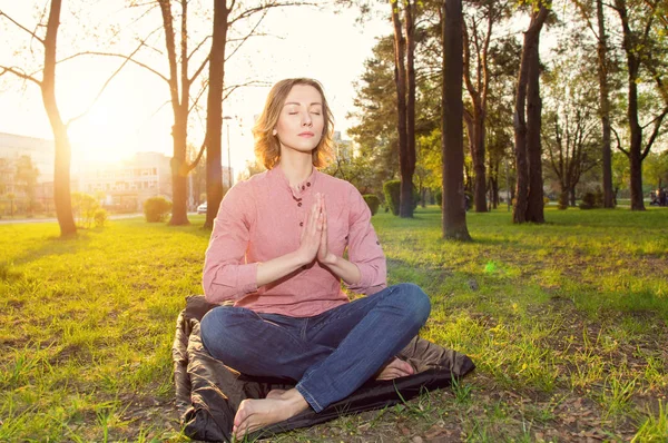 Vacker Ung Kvinna Sitter Pose Lotus City Park Sunset Bakgrund — Stockfoto