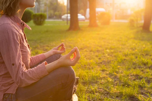 Close Vrouwelijk Lichaam Vrouw Zittend Een Pose Van Een Lotus — Stockfoto