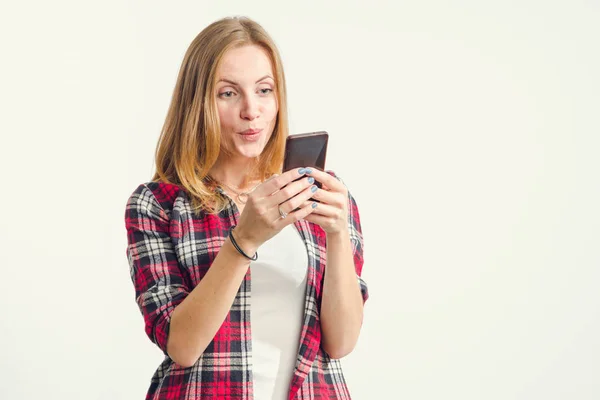 Mulher Alegre Surpreso Está Escrevendo Lendo Uma Mensagem Smartphone — Fotografia de Stock