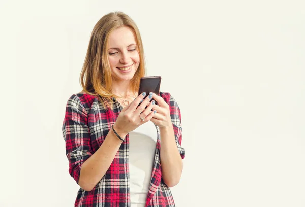 Mujer Sonriente Escribe Lee Mensaje Teléfono Inteligente Ella Una Usuaria —  Fotos de Stock