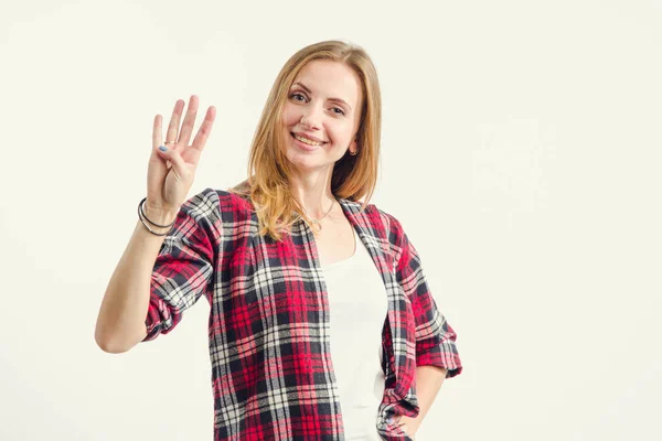 Mulher Bonita Mostra Quatro Dedos Enquanto Está Sobre Fundo Leve — Fotografia de Stock