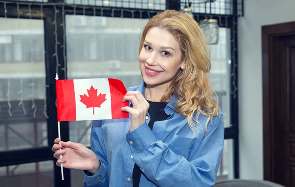 美丽的金发女子与加拿大国旗 出国留学和旅行 — 图库照片