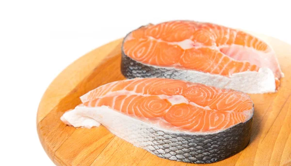 Dos Filetes Salmón Rojo Cocinar Rodajas Sobre Una Tabla Madera — Foto de Stock