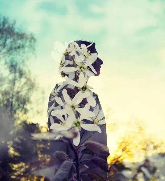 Meditation Entspannen Wirkung Himmel Doppelbelichtung Ökologie Harmonie Blume Frau Portrait — Stockfoto