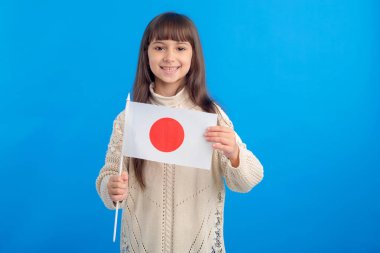 Japonya bayrağı olan küçük bir kız. Yurtdışında eğitim, Japonca öğrenin.