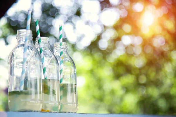 Flessen Verse Limonade Achtergrond Van Natuurlijk Bokeh — Stockfoto