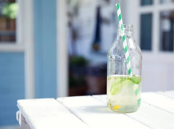 Een fles met limonade. — Stockfoto