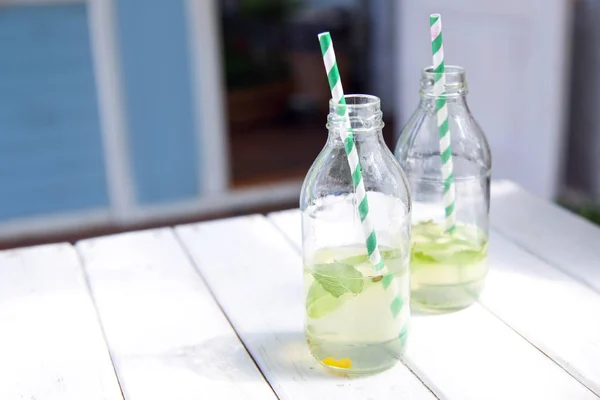 Twee flessen met limonade. — Stockfoto