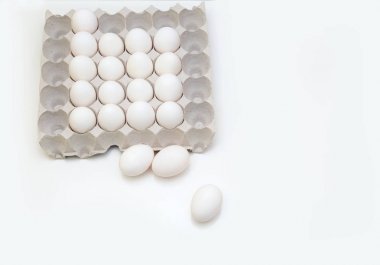 Beyaz bir arka plan üzerinde bir tepside taze yumurta.