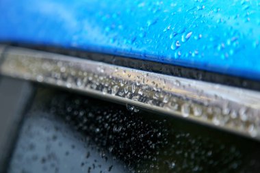 Su damlaları ile mavi metalik yüzey.