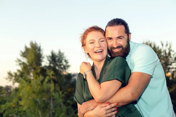 Mutlu orta yaşlı çift, erkek ve kadın.