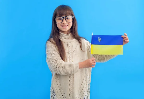 Маленькая Девочка Флагом Украины Синем Фоне Школьница Обучающаяся Границей — стоковое фото
