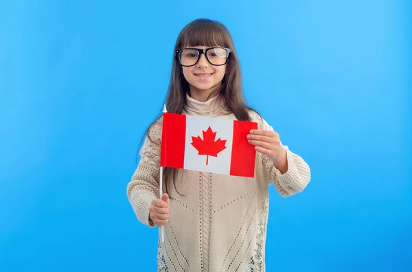 Bambina Con Bandiera Del Canada Sfondo Blu Studentessa Che Studia — Foto Stock