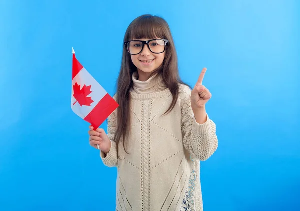 Bambina Con Bandiera Del Canada Sfondo Blu Studentessa Che Studia — Foto Stock