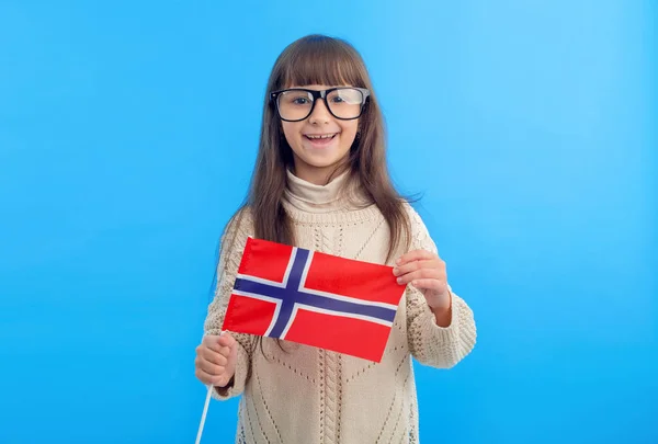 Niña Con Bandera Noruega Sobre Fondo Azul Colegiala Estudiando Extranjero — Foto de Stock