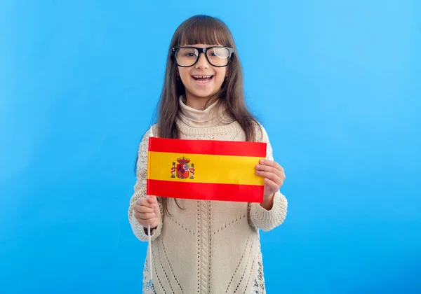 Malá Holčička Španělskou Vlajkou Stojící Modrém Pozadí Školka Studující Zahraničí — Stock fotografie