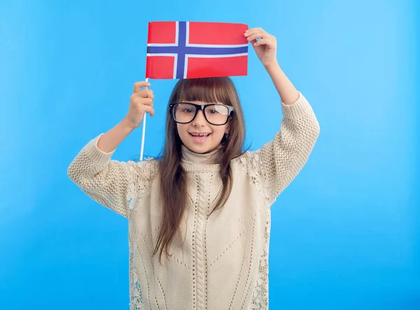 Niña Con Bandera Noruega Sobre Fondo Azul Colegiala Estudiando Extranjero — Foto de Stock