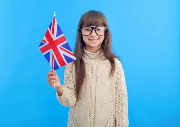 Büyük Britanya Bayrağı Olan Küçük Bir Kız Mavi Bir Arka — Stok fotoğraf
