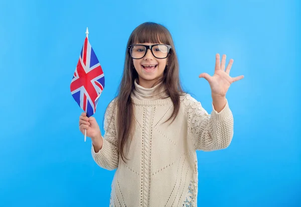 Dziewczynka Flagą Zjednoczonego Królestwa Wielkiej Brytanii Pokazuje Pięć Palców Dłoni — Zdjęcie stockowe