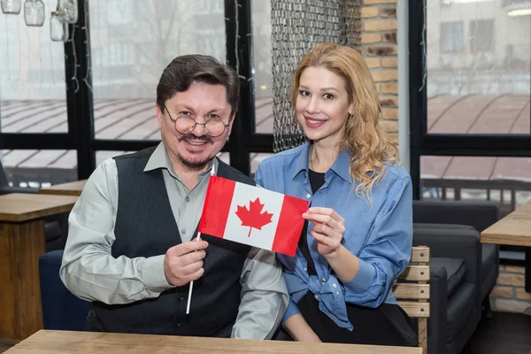 Homem Mulher Meia Idade Com Bandeira Canadá Sentados Escritório Trabalho — Fotografia de Stock