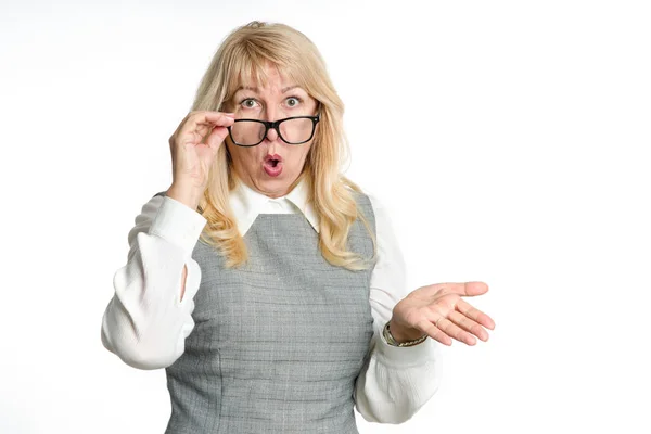 Удивлённая Зрелая Женщина Очках Показывает Свои Эмоции Светлом Фоне — стоковое фото