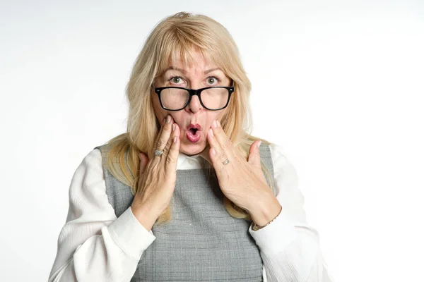 Удивлённая Зрелая Женщина Очках Показывает Свои Эмоции Светлом Фоне — стоковое фото