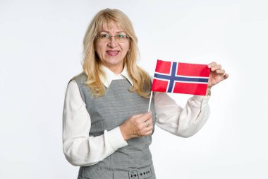 Parlak arka planda Norveç bayrağı ile Olgun kadın.