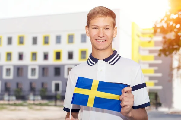 Adolescente Estudante Com Bandeira Suécia Contra Fundo Edifício Escola Conceito — Fotografia de Stock