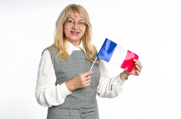 明るい背景にフランスの旗を持つ成熟した女性 — ストック写真